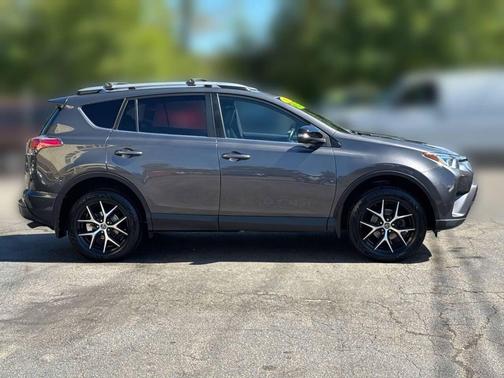 2017 Toyota RAV4 SE