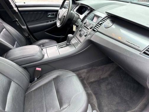 White 2015 Ford Taurus SEL