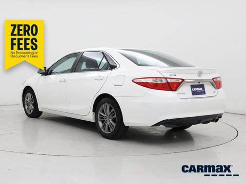 White 2016 Toyota Camry SE
