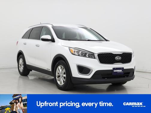 White 2017 Kia Sorento LX