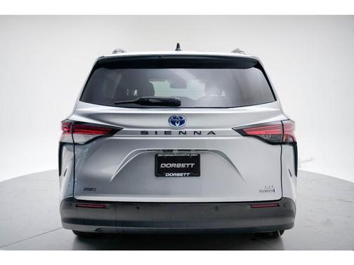 Photo 4 of 26 of 2021 Toyota Sienna XLE
