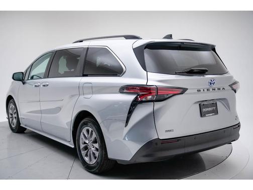 Photo 3 of 26 of 2021 Toyota Sienna XLE