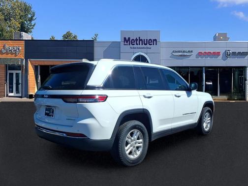 Bright White Clearcoat 2023 Jeep Grand Cherokee Laredo