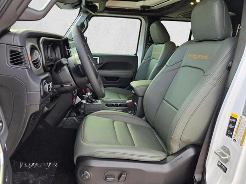 Bright White Clearcoat 2026 Jeep Gladiator Mojave