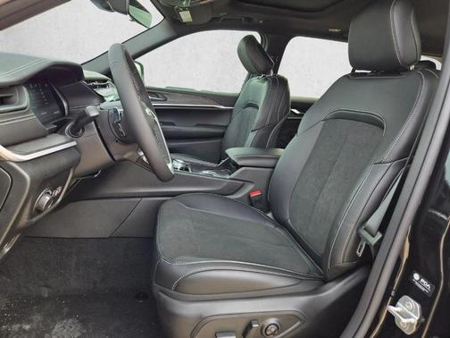 Diamond Black 2026 Jeep Grand Cherokee Laredo