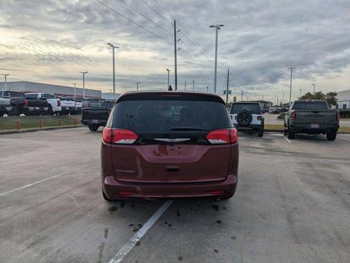 2023 Chrysler Voyager LX