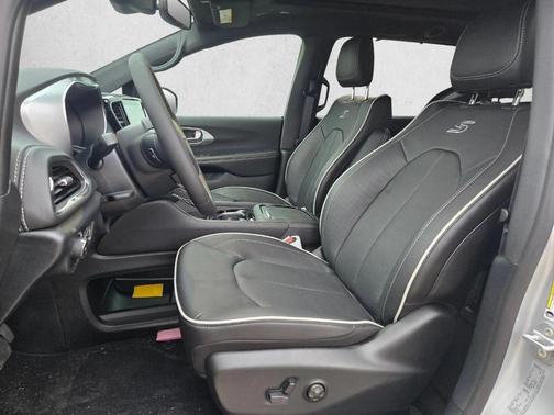 Silver Mist Clearcoat 2026 Chrysler Pacifica Limited