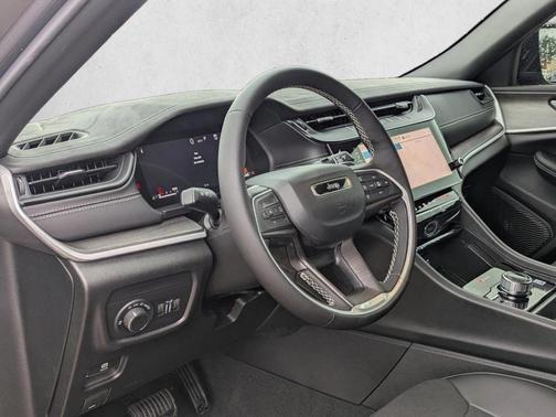 Metallic 2026 Jeep Grand Cherokee Laredo