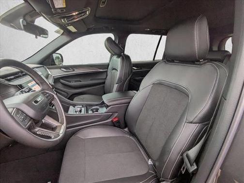 Metallic 2026 Jeep Grand Cherokee Laredo