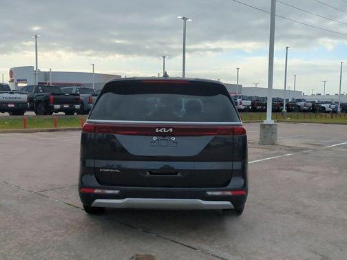 Metal 2024 Kia Carnival LX