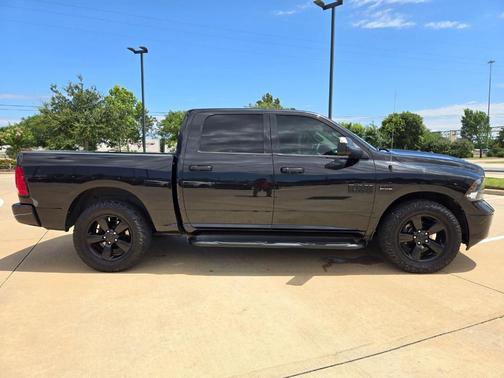 Brilliant Black Crystal Pearlcoat 2018 RAM 1500 Big Horn