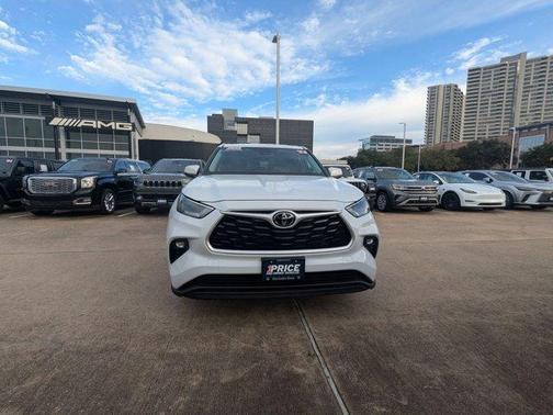 2022 Toyota Highlander LE