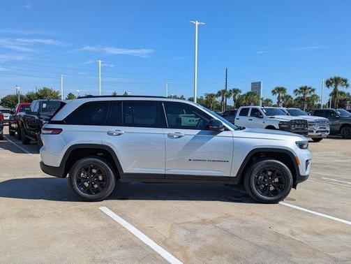 2025 Jeep Grand Cherokee Laredo