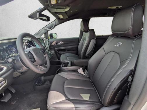 Bright White Clearcoat 2026 Chrysler Pacifica Select