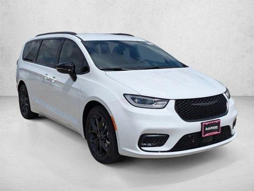 Bright White Clearcoat 2026 Chrysler Pacifica Select