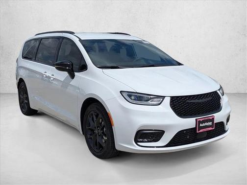 Bright White Clearcoat 2026 Chrysler Pacifica Select