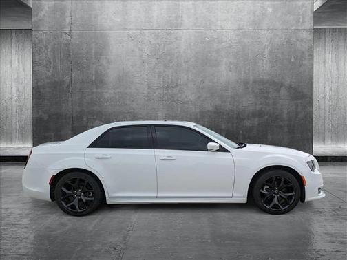2022 Chrysler 300 Touring L