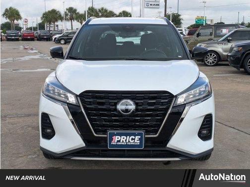 2023 Nissan Kicks SR