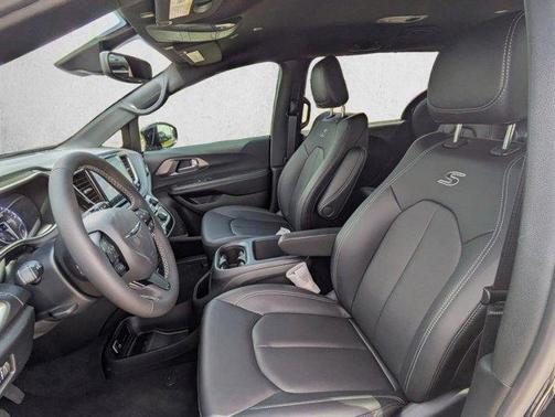 Diamond Black 2026 Chrysler Pacifica Select