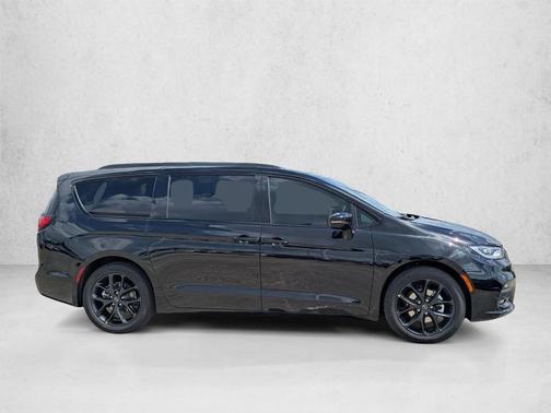 Diamond Black 2026 Chrysler Pacifica Select