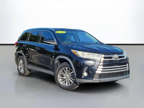 Midnight Black Metallic 2019 Toyota Highlander XLE