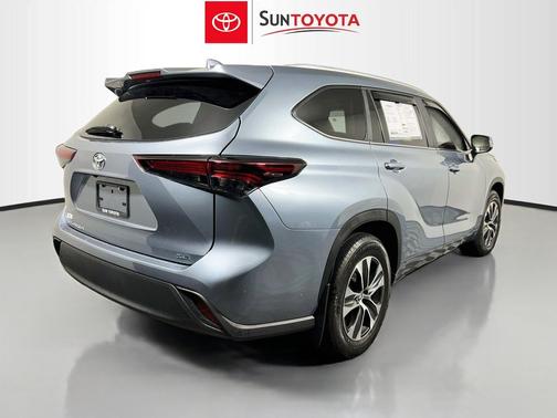 Moon Dust 2024 Toyota Highlander XLE