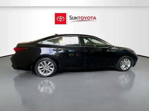 2022 Toyota Avalon Hybrid XLE Plus