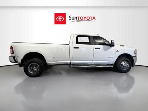 Bright White Clearcoat 2024 RAM 3500 Big Horn Crew Cab 4x4 8' Box