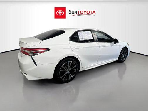 Super White 2018 Toyota Camry SE