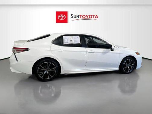 Super White 2018 Toyota Camry SE