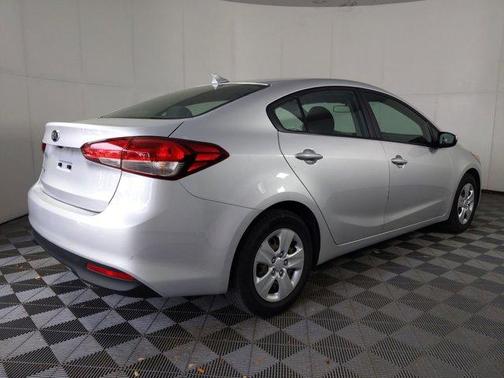 Photo 5 of 30 of 2017 Kia Forte LX