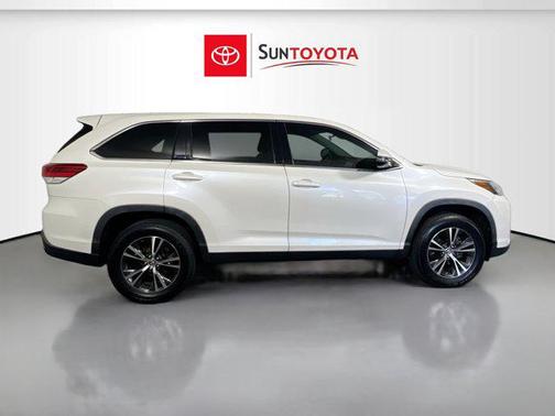 Blizzard Pearl 2019 Toyota Highlander LE I4