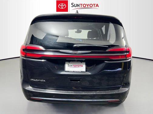 Brilliant Black Crystal Pearlcoat 2023 Chrysler Pacifica Touring L