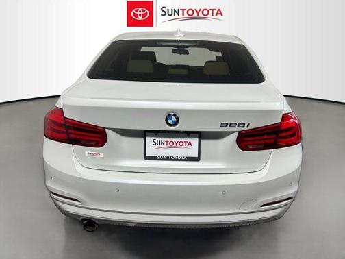 Mineral White Metallic 2018 BMW 320 i