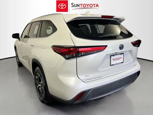 Wind Chill Pearl 2022 Toyota Highlander Hybrid XLE