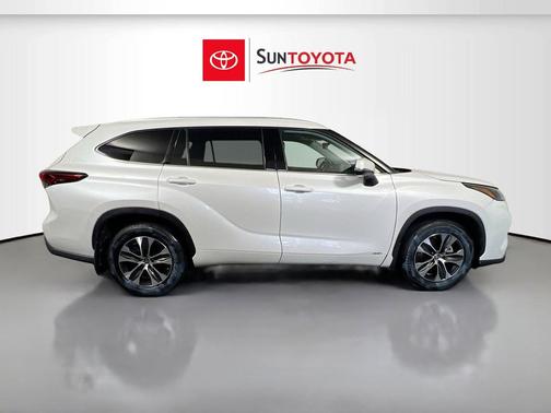 Wind Chill Pearl 2022 Toyota Highlander Hybrid XLE