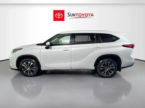 Wind Chill Pearl 2022 Toyota Highlander Hybrid XLE