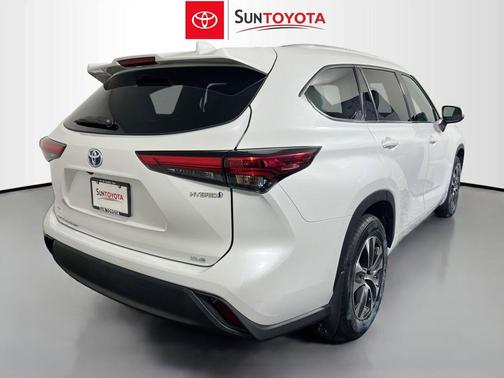 Wind Chill Pearl 2022 Toyota Highlander Hybrid XLE