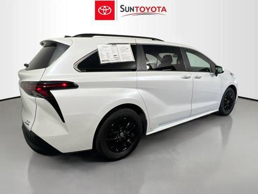 Wind Chill Pearl 2024 Toyota Sienna XLE