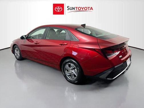 2024 Hyundai ELANTRA SE