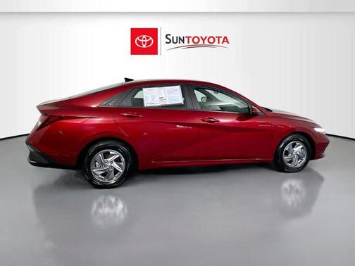 2024 Hyundai ELANTRA SE