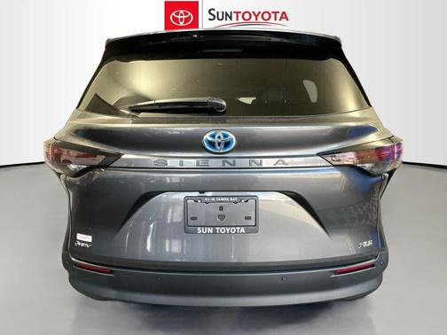 Magnetic Gray Metallic 2025 Toyota Sienna XLE