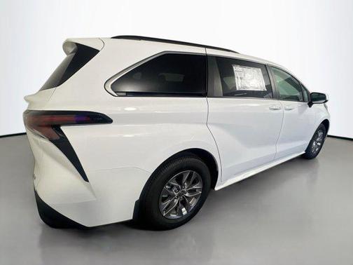 2025 Toyota Sienna LE