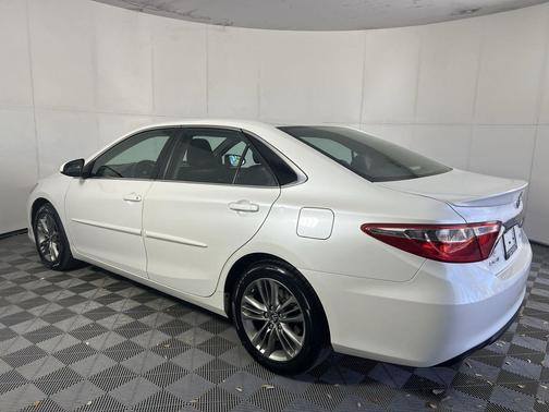 Blizzard Pearl 2016 Toyota Camry SE