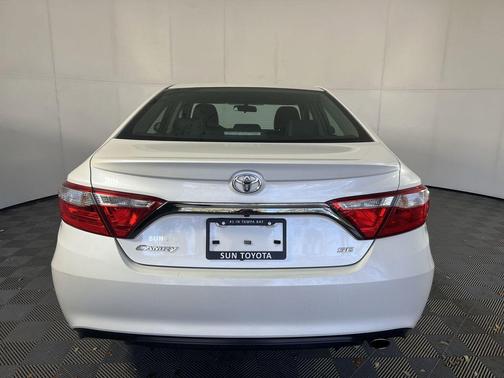 Blizzard Pearl 2016 Toyota Camry SE