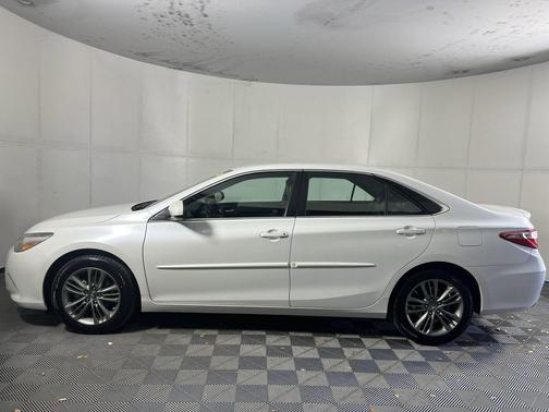 Blizzard Pearl 2016 Toyota Camry SE