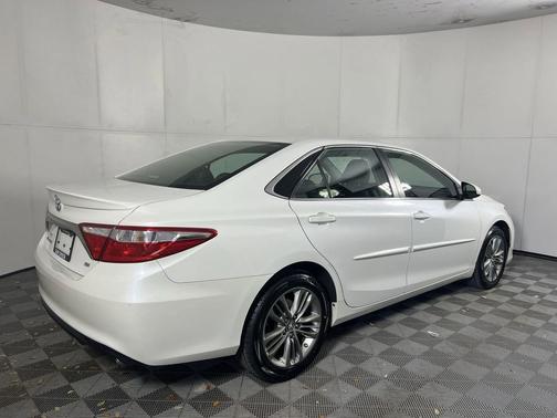 Blizzard Pearl 2016 Toyota Camry SE