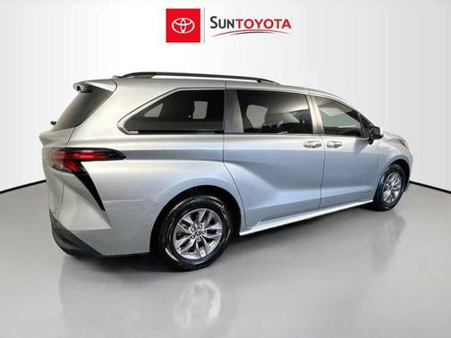 2021 Toyota Sienna XLE 8 Passenger