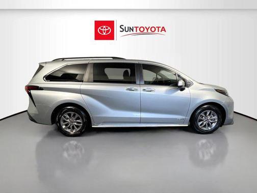 2021 Toyota Sienna XLE 8 Passenger