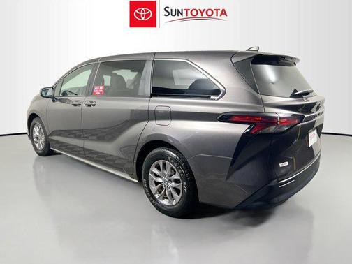 2022 Toyota Sienna LE